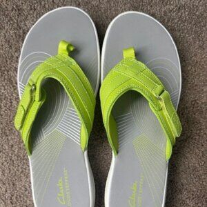 New Women's Clark's Cloudsteppers flip flops size 9